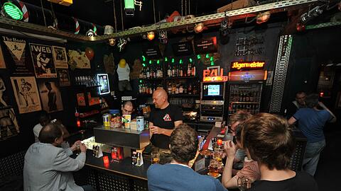 Hier ist jeden Abend etwas geboten: Der Bau hat sich über die Jahre vom Leder-Fetisch-Laden zu einer Bar für alle Geschmäcker gemausert.