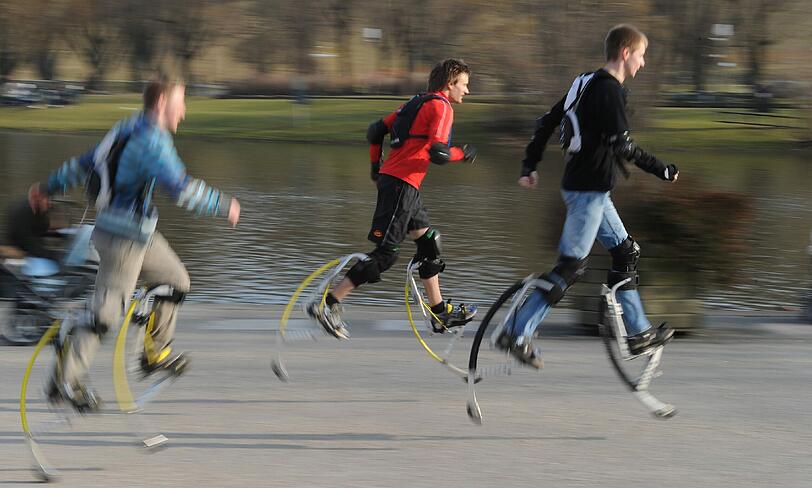 Sportliche Betätigung unter freiem Himmel: Radlfahren, Frisbee spielen oder ausgefallenere Sportarten machen wieder Spaß.