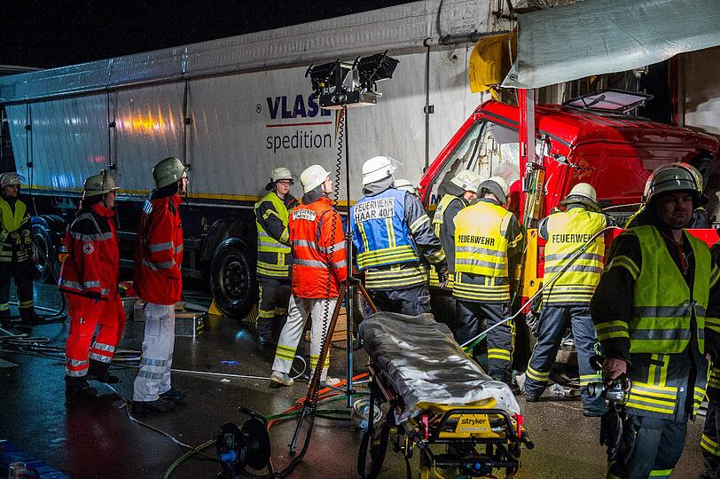 Lkw-Unfall auf der Autobahn A99 bei Haar nahe der Raststätte Vaterstetten: Der Fahrer des hinteren Lkw soll am Steuer eingeschlafen sein.
