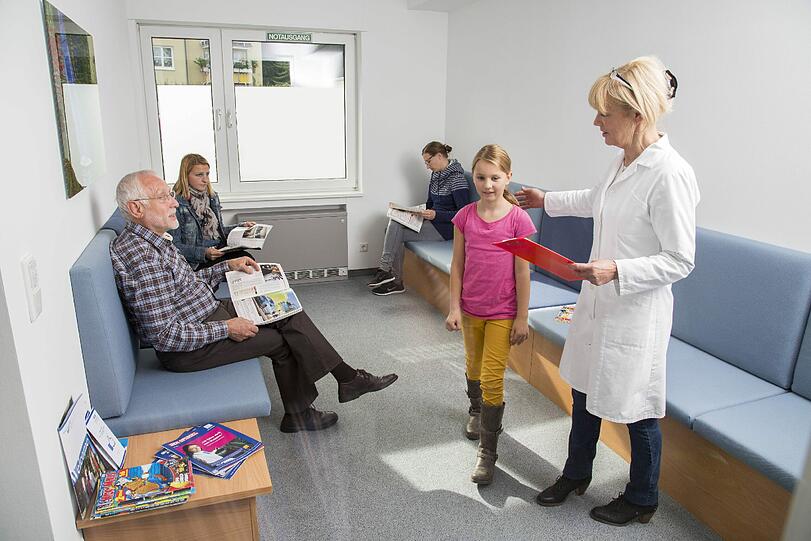 Geduld ist gefragt: Wer bereits im Wartezimmer des Facharztes sitzt, hat die längste Wartezeit bereits hinter sich.