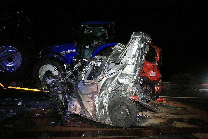 Es grenzt an ein Wunder, dass der Fahrer des Transporters diesen Unfall überlebt hat.