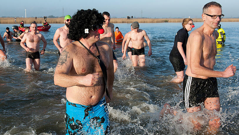 Neujahrsschwimmer im Wangermeer bei Hohenkirchen (Niedersachsen).