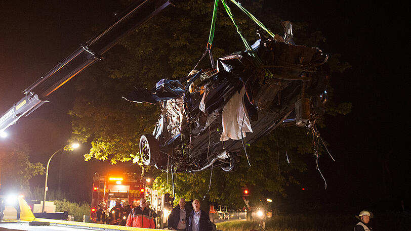 Das Auto wurde bei dem Zusammenprall rund 20 Meter weit geschleudert. Foto: Rainer Jensen