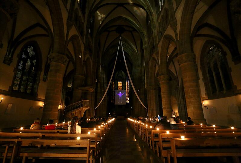 Die Lange Nacht der Musik. Tuchakrobatik in der Kirche St. Paul.
