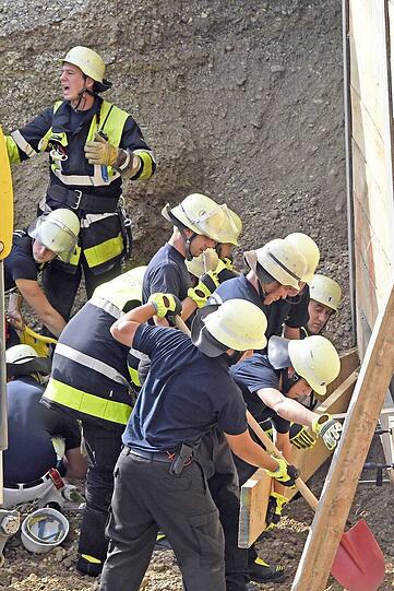 Rund zwei Dutzend Rettungskräfte halfen zusammen, um den Bauarbeiter aus der Baugrube zu befreien - die Bilder der dramatischen Rettung am Donnerstag.