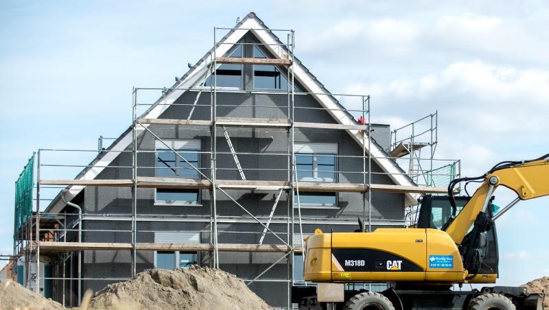 Ein eingerüsteter Rohbau eines Einfamilienhauses steht in einem Neubaugebiet. Foto: Hauke-Christian Dittrich/dpa/Archivbild Ein eingerüsteter Rohbau eines Einfamilienhauses steht in einem Neubaugebiet. Foto: Hauke-Christian Dittrich/dpa/Archivbild
