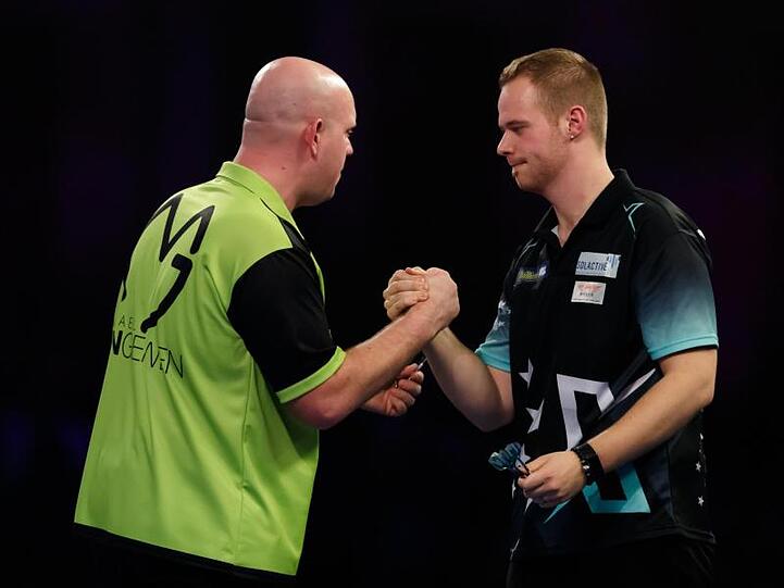 Der Deutsche Max Hopp (r) gratuliert Michael van Gerwen (l) zu seinem Sieg.