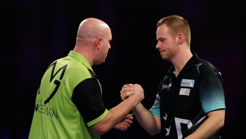Der Deutsche Max Hopp (r) gratuliert Michael van Gerwen (l) zu seinem Sieg.