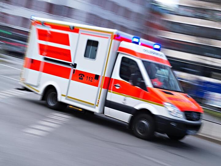 Ein Rettungswagen im Einsatz. Foto: Nicolas Armer/Archiv
