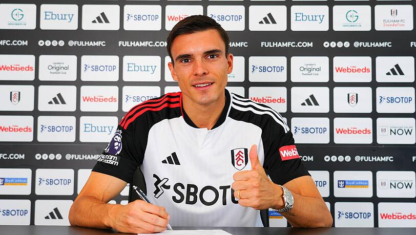 Im Herbst vergangenen Jahres verlängerte João Palhinha seinen Vertrag bei Fulham – was mit dem FC Bayern aber erstmal gar nichts zu tun hatte. Im Herbst vergangenen Jahres verlängerte João Palhinha seinen Vertrag bei Fulham – was mit dem FC Bayern aber erstmal gar nichts zu tun hatte.