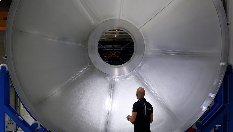 In Augsburgs werden auch künftig Tanks für die Ariane-Raketen gebaut. (Archivbild)