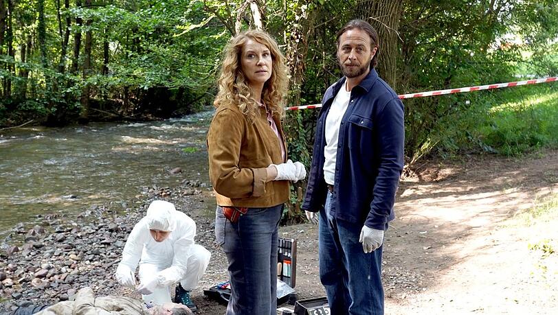 "Der Bozen-Krimi: Teuflische Strafe": "Capo" Sonja Schwarz (Chiara Schoras, l.) und ihr Kollege Jonas Kerschbaumer (Gabriel Raab) am Tatort.