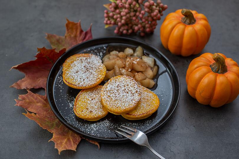 Herbstzeit ist Kürbiszeit! Genießen Sie jetzt die goldene Jahreszeit mit dem saisonalen Gemüse und zaubern Sie leckere Gerichte daraus. Wir verraten Ihnen, was Sie aus einem Kürbis alles zubereiten können ... Herbstzeit ist Kürbiszeit! Genießen Sie jetzt die goldene Jahreszeit mit dem saisonalen Gemüse und zaubern Sie leckere Gerichte daraus. Wir verraten Ihnen, was Sie aus einem Kürbis alles zubereiten können ...
