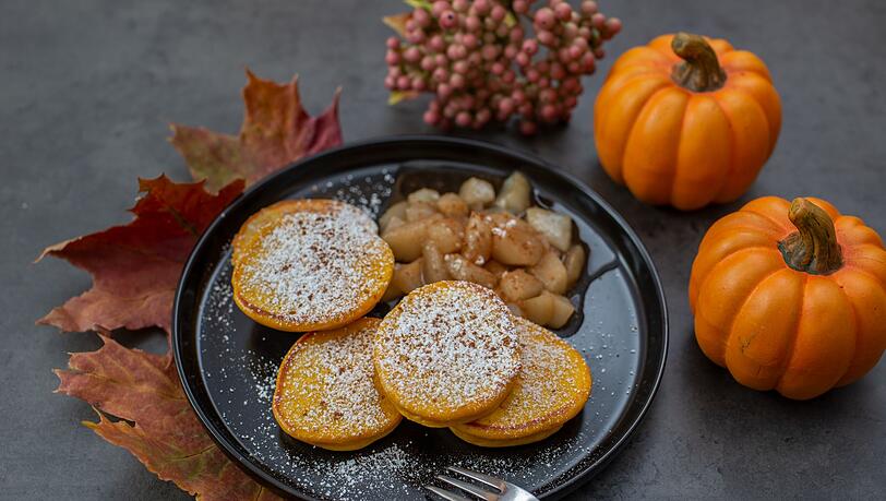 Herbstzeit ist Kürbiszeit! Genießen Sie jetzt die goldene Jahreszeit mit dem saisonalen Gemüse und zaubern Sie leckere Gerichte daraus. Wir verraten Ihnen, was Sie aus einem Kürbis alles zubereiten können ... Herbstzeit ist Kürbiszeit! Genießen Sie jetzt die goldene Jahreszeit mit dem saisonalen Gemüse und zaubern Sie leckere Gerichte daraus. Wir verraten Ihnen, was Sie aus einem Kürbis alles zubereiten können ...