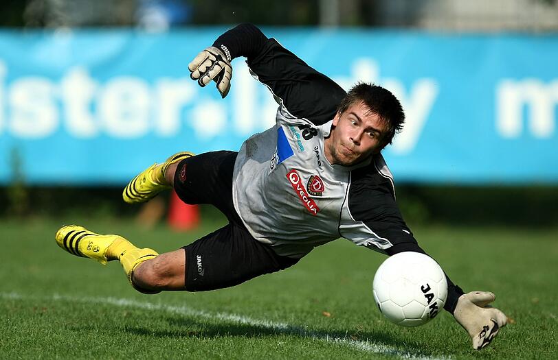 Er ist nicht Stürmer wie einst sein Vater, sondern Torhüter beim Zweitligisten Dynamo Dresden. Benjamin ist sein Vorname ...