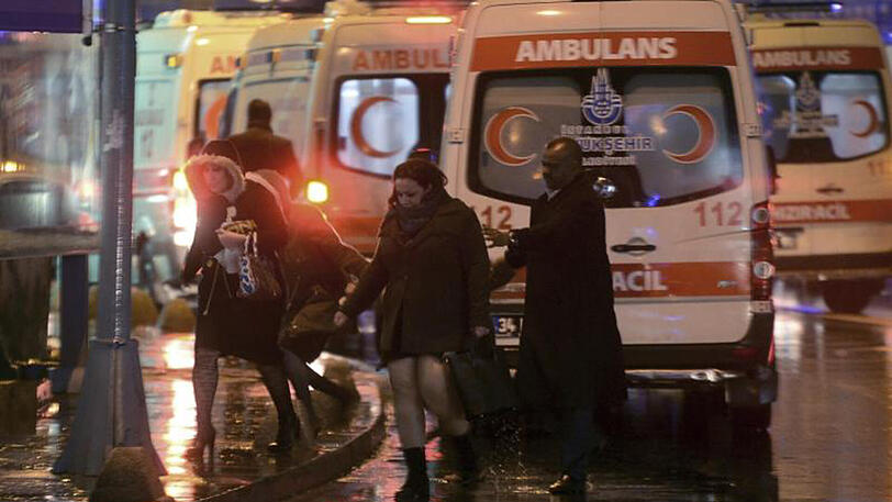 Die Nacht des Anschlags: Menschen flüchten, während Rettungskräfte und Sicherungskräfte im Einsatz sind.