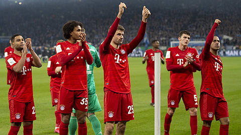 Die Bayern-Spieler bedanken sich nach der Partie bei ihren mitgereisten Fans.