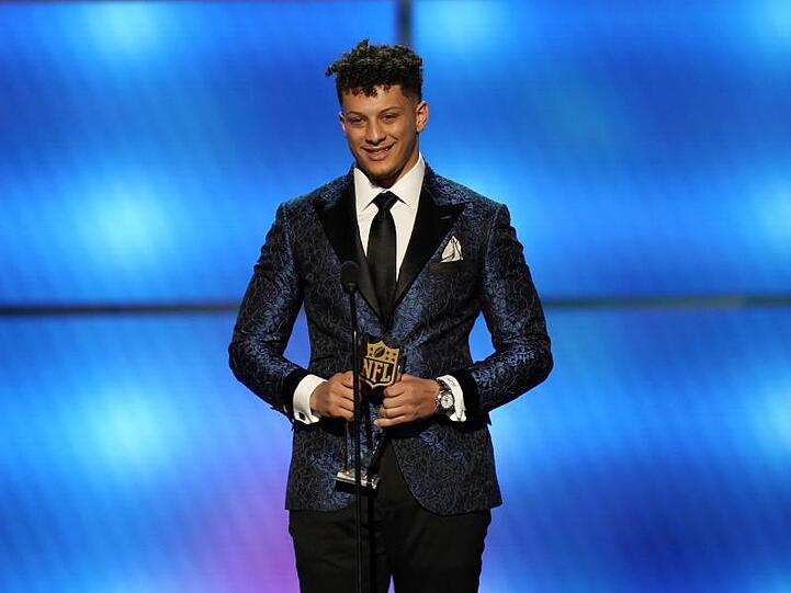 Patrick Mahomes nimmt die Auszeichnung als wertvollster Spieler der Football-Profiliga NFL entgegen.