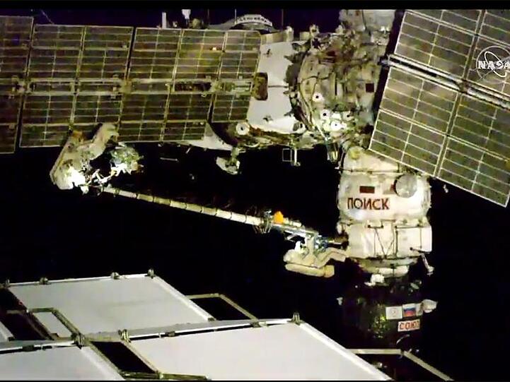 Die beiden Kosmonauten der ISS bei ihrem Außeneinsatz.