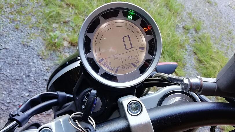 Schlicht und dabei völlig ausreichend: das digitale Rundinstrument der Mondial 300i ABS.