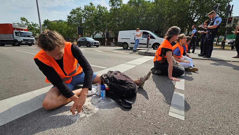 Die Klimaschutzgruppe "Letzte Generation" blockierte zuletzt mehrere Straßen und Flughäfen in ganz Deutschland.