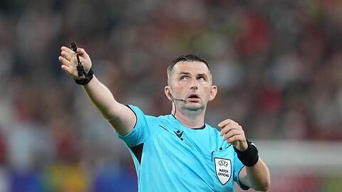 Der Engländer Michael Oliver leitet das Champions-League-Spiel Bayern München-Bayer Leverkusen.