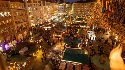 Der Christkindlmarkt auf dem Münchner Marienplatz lockt Jahr für Jahr auch zahlreiche Touristen an. (Archivbild)