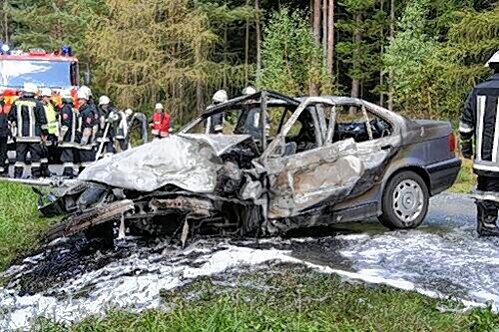 Das Auto als Waffe: Siegfried R. raste in den Wagen seiner Frau. Er verbrannte im Wrack. Seine Familie überlebte schwerverletzt.