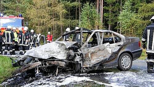 Das Auto als Waffe: Siegfried R. raste in den Wagen seiner Frau. Er verbrannte im Wrack. Seine Familie überlebte schwerverletzt. Das Auto als Waffe: Siegfried R. raste in den Wagen seiner Frau. Er verbrannte im Wrack. Seine Familie überlebte schwerverletzt.