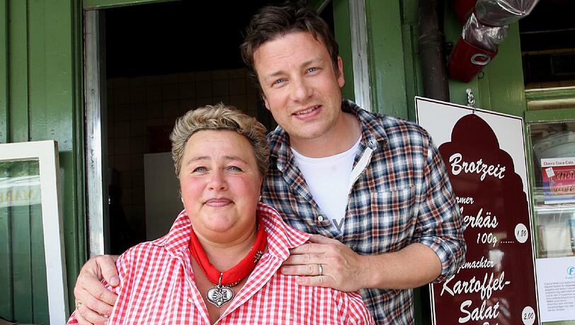 „Do you want a Weißwurst?“ Der britische Koch-Star Jamie Oliver verkauft mit Manuela Teltschik an ihrem Standl Würste. „Do you want a Weißwurst?“ Der britische Koch-Star Jamie Oliver verkauft mit Manuela Teltschik an ihrem Standl Würste.