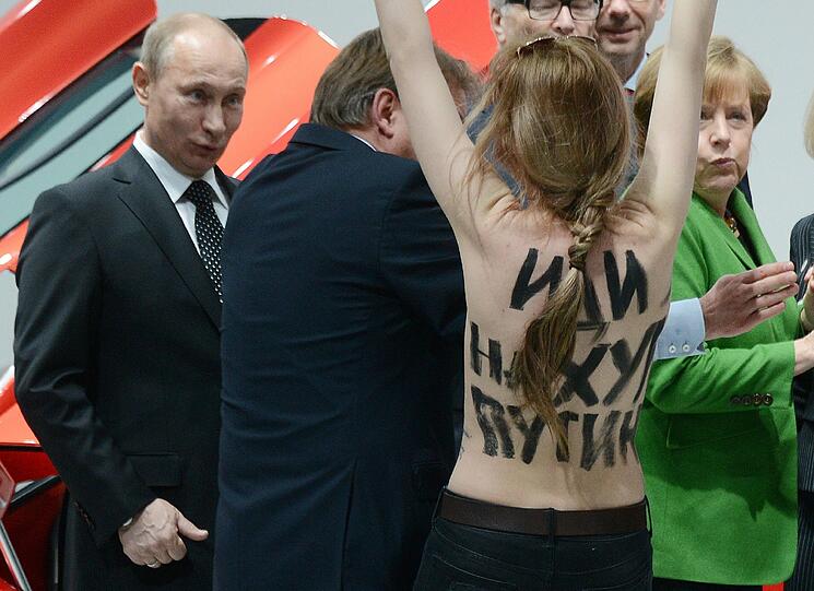 Die Aktivistinnen hatten auf ihren entblößten Oberkörpern große Schriftzüge, die Putin als Dikatatoren bezeichneten. Sie schafften es nahe an die Bundeskanzlerin und den russischen Präsidenten heran, bis die Sicherheitskräfte eingreifen konnten.