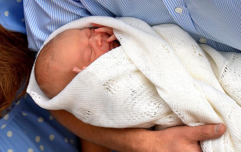 Am Tag nach der Geburt zeigen William und Kate der gespannten Öffentlichkeit den kleinen Thronfolger.
