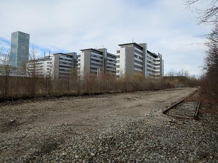 Bilder vom Geisterbahnhof "Olympiastadion". Der Stadt droht eine Denkmalschutz-Posse, weil neben dem Bahnhofsgebäude auch die funktionslosen Gleise erhalten bleiben sollen.