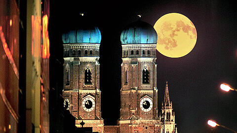 Wenn der Mond über München steht, beginnen jene Nächte, in denen sich angeblich die Zukunft offenbart. Man muss nur die Zeichen richtig zu deuten wissen.
