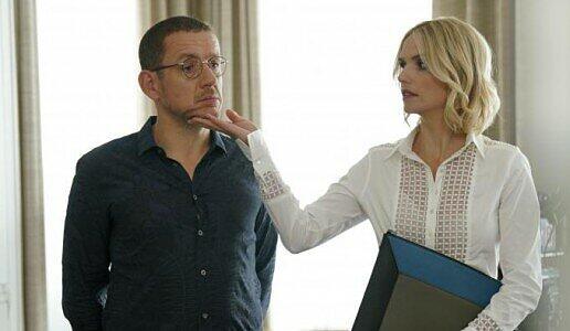 Constance (Laurence Arné) versucht Valentin (Dany Boon) von seinem Gedächtnisverlust zu heilen.