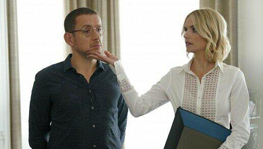 Constance (Laurence Arné) versucht Valentin (Dany Boon) von seinem Gedächtnisverlust zu heilen.