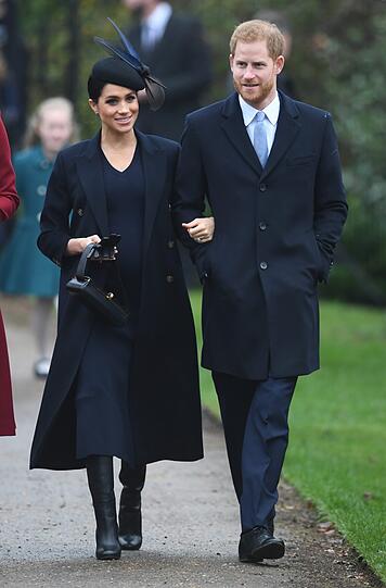 Meghan und Prinz Harry kommen an der St. Mary Magdalene Church in Sandringham an. Am ersten Weihnachstfeiertag besuchen die Royals traditionell den Weihnachtsgottesdienst.