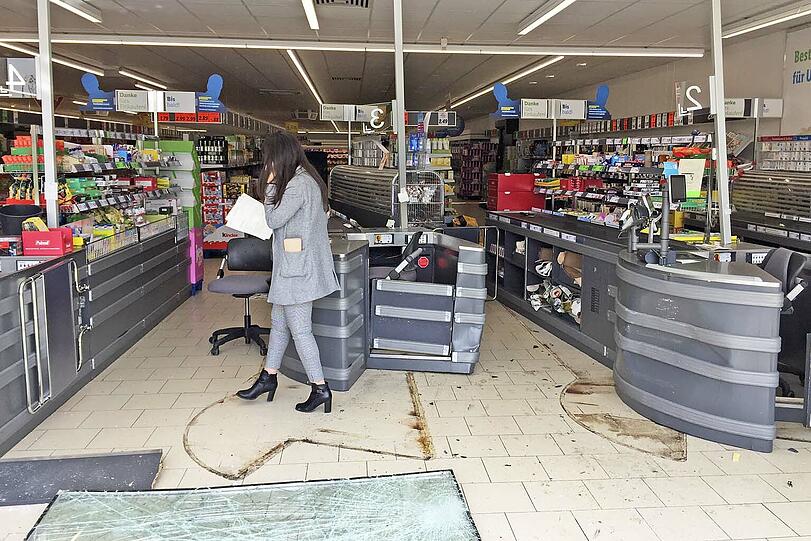 Die verschobenen und verbeulten Kassen lassen erahnen, mit welcher Wucht der Wagen in den Supermarkt fuhr.