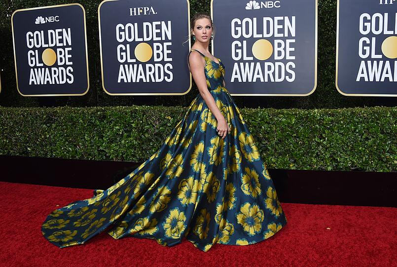 Grausiges Blumenmuster bei Taylor Swift: Die Sängerin hat sich wohl an Omas Tapete bedient.