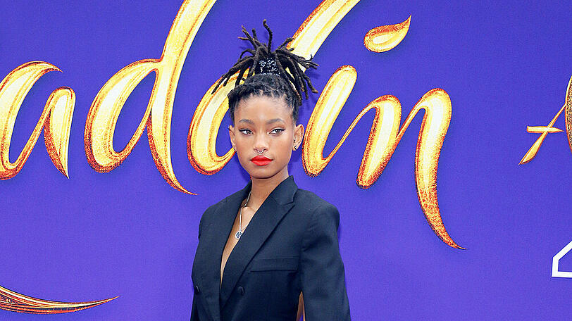 Willow Smith bewirbt ihr neues Album mit einer kunstvollen Aktion.