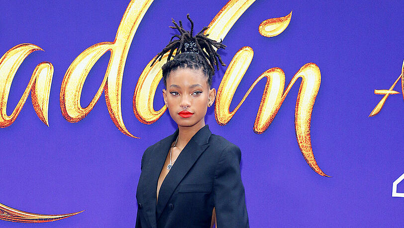 Willow Smith bewirbt ihr neues Album mit einer kunstvollen Aktion. Willow Smith bewirbt ihr neues Album mit einer kunstvollen Aktion.