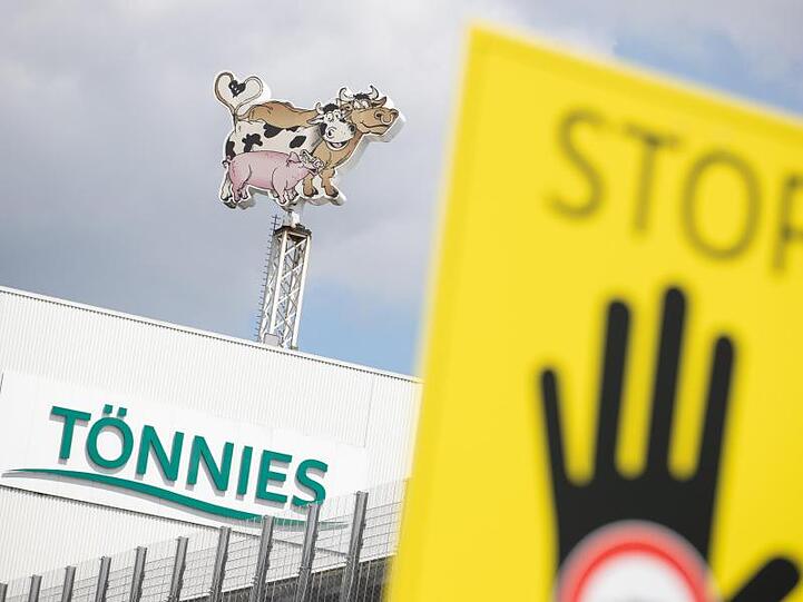 Die Fleischfabrik Tönnies erlebt einen Corona-Massenausbruch.