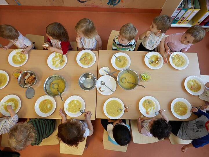 Die Kinder einer Kita essen Kartoffelsuppe zu Mittag. Foto: Georg Wendt/Archivbild