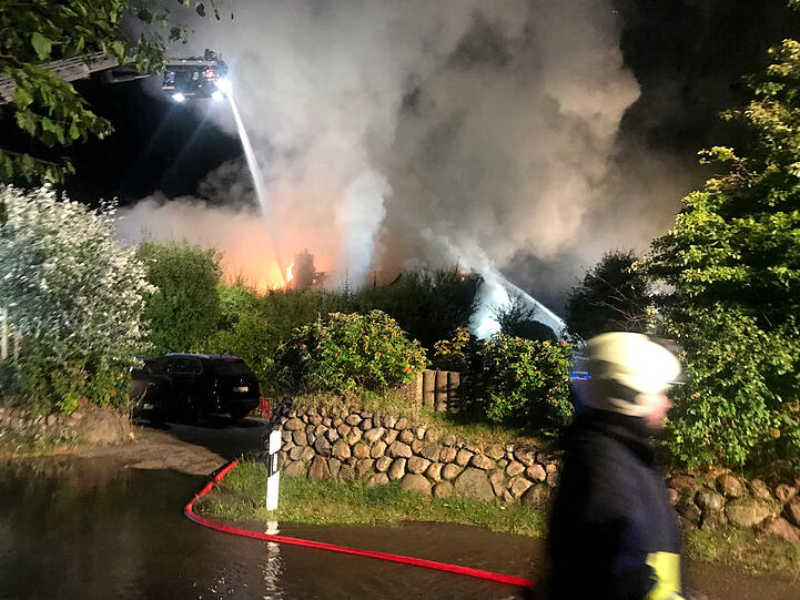 Zwei Feuerwehrmänner wurden bei den Löscharbeiten verletzt