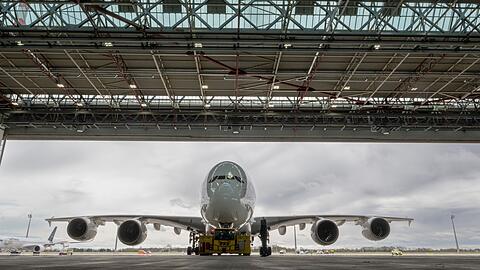 Eine Lufthansa-Maschine des Typs Airbus A380 rolltauf dem Flughafen in München.