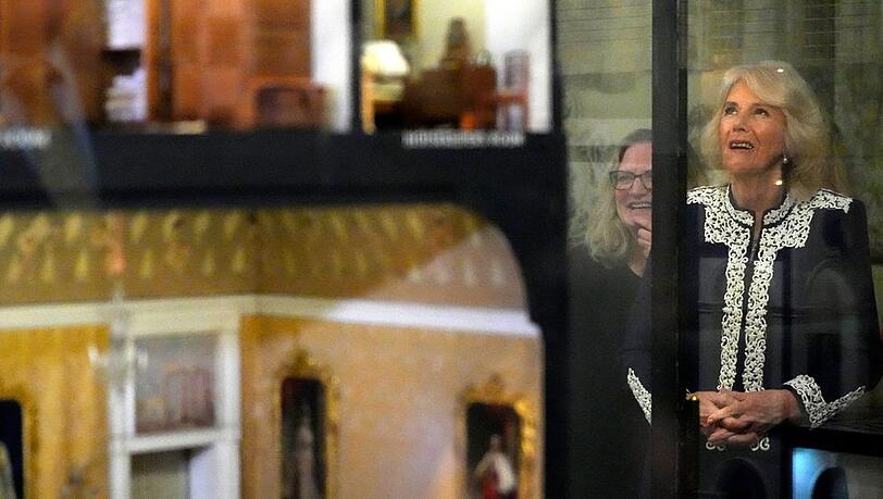 Königin Camilla sieht sich während eines Empfangs auf Schloss Windsor Queen Mary's Dolls' House an. Königin Camilla sieht sich während eines Empfangs auf Schloss Windsor Queen Mary's Dolls' House an.