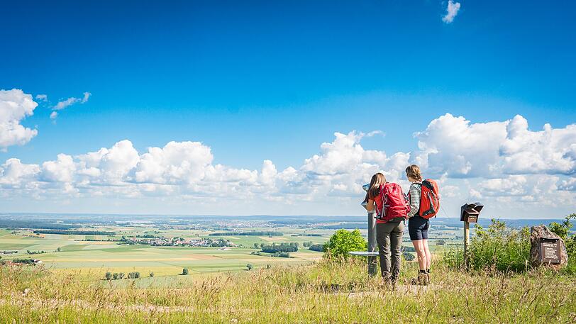 Was für eine Weite! Der Altmühltal-Panoramaweg (hier am Aussichtspunkt Gelber Berg) bietet immer wieder tolle Aussichten.