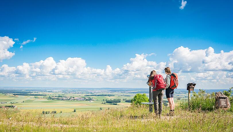 Was für eine Weite! Der Altmühltal-Panoramaweg (hier am Aussichtspunkt Gelber Berg) bietet immer wieder tolle Aussichten. Was für eine Weite! Der Altmühltal-Panoramaweg (hier am Aussichtspunkt Gelber Berg) bietet immer wieder tolle Aussichten.