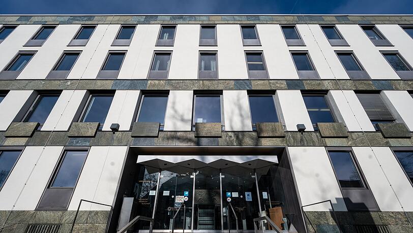 Vor dem Landgericht Weiden beginnt der Prozess im sogenannten Champagner-Fall. (Symbolbild)