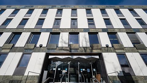 Vor dem Landgericht Weiden beginnt der Prozess im sogenannten Champagner-Fall. (Symbolbild)